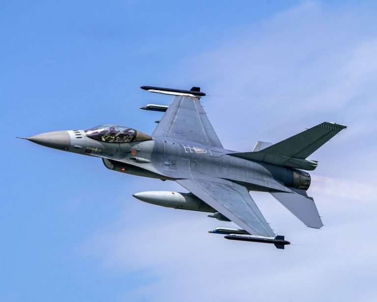 Military,F16,Fighter,Jet,Close,Up,Flying,Through,The,Air.